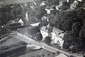 Vue panoramique de la Mairie, de l'Eglise St-Leu St-Gilles et de l'esplanade